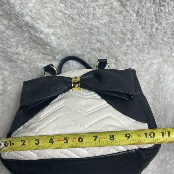 Betsey Johnson off white & Black quilted faux leather satchel with bow accent - Picture 7 of 14